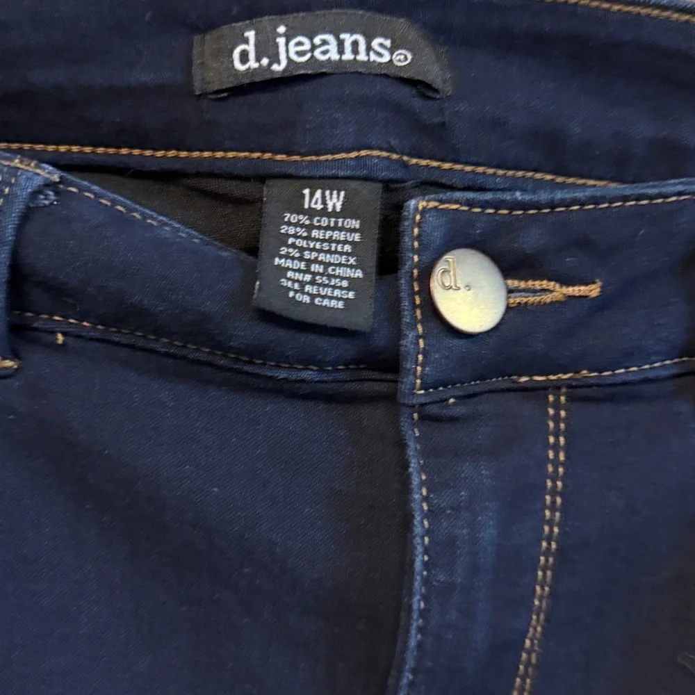 d. jeans Navy Cropped Stretch Capri Pants - Picture 4 of 10